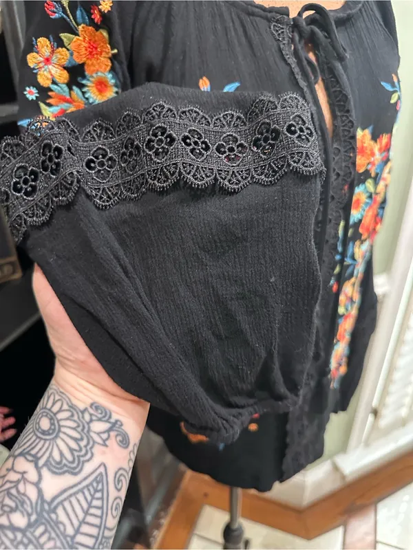 Savanna Jane Embroidered Boho Blouse – Size M – Black with Multicolor Floral - Image 5