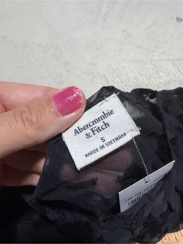 Abercrombie & fitch NWT Sheer Black Floral Long-Sleeve Top small MSRP$50 - Image 4