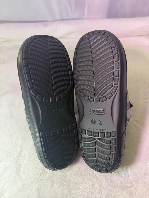 CROCS Black Daisy-Print Dual-Strap Kids Sandals - Image 9