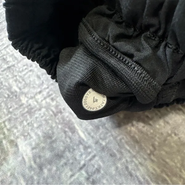 Lululemon Black Camo Hotty Hot Shorts Size 4 - Image 5