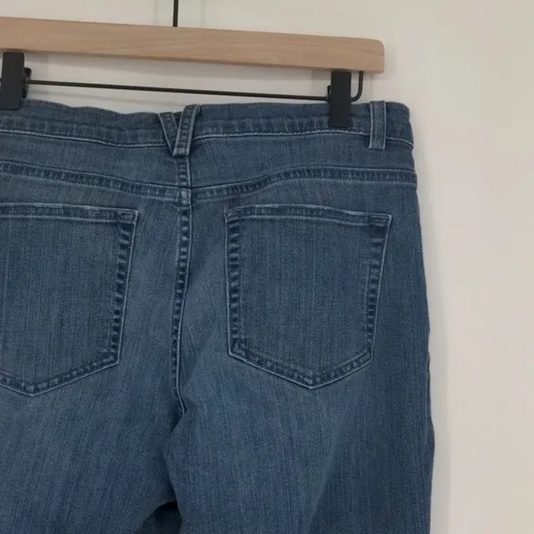 Duluth Trading Women's Medium Wash Bootcut Jean‎ Size 8 - Image 11