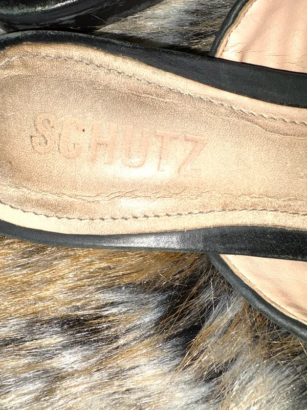 Flat mule-style sandals made of natural raffia from the Schutz brand, model Zaina, with a pointed toe design and black trim. - Image 5