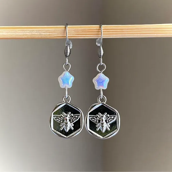 Handmade funky fairy retro bee & mini Czech glass star beads dangle earrings 🍯🍃🌀💕 - Image 2