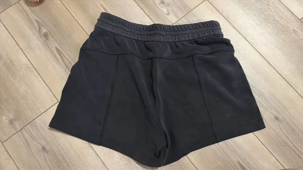 Lululemon Shorts Softstreme High-Rise 4" - Image 4