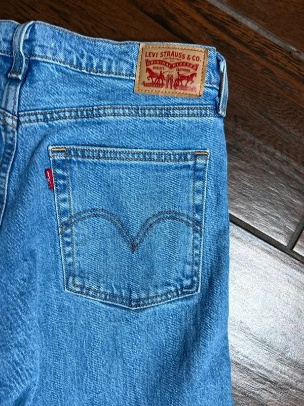 Levi’s Light Wash Denim Distressed High Rise Wedgie Jeans women’s Size 28 - Image 6