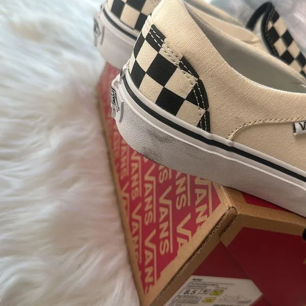 Vans Women’s Skateboarding Slippers Size 8.5 - Image 13