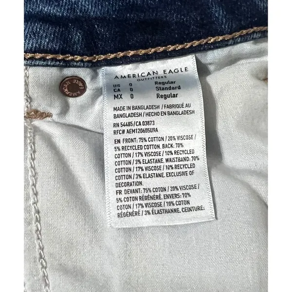 AMERICAN EAGLE Mom’s‎ Jeans Distressed Hem High Rise Vintage Wash Denim Size 0 - Image 6