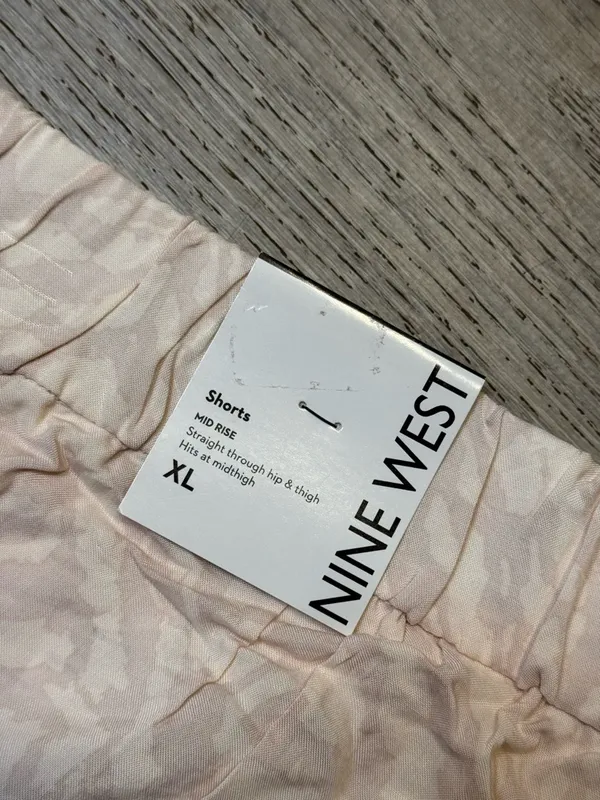 •NINE WEST• MID RISE SHORTS - Image 4