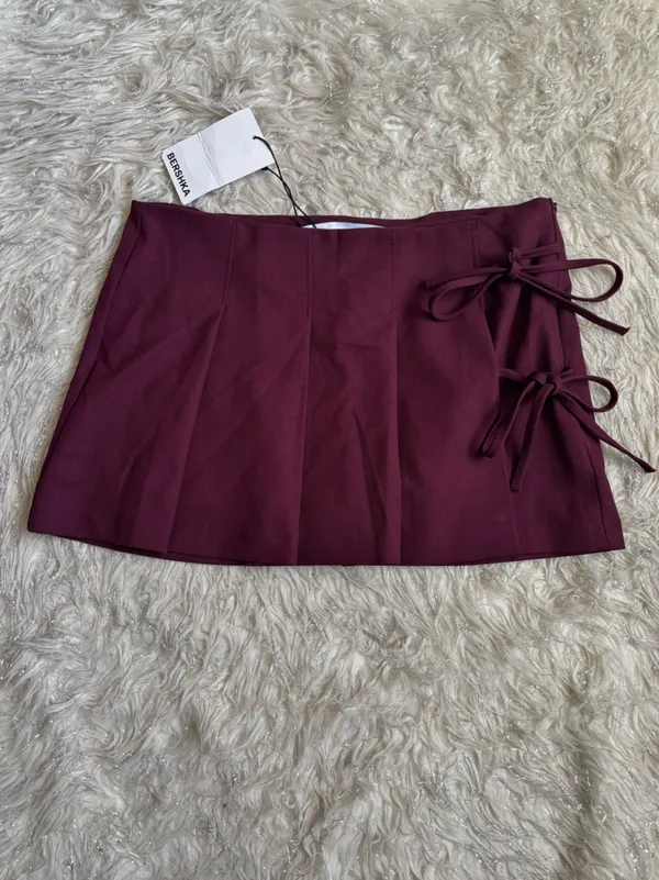 Bershka Burgundy Women’s Pleated Mini Skirt/Short with Side Bow Detail‎ Size M - Image 2