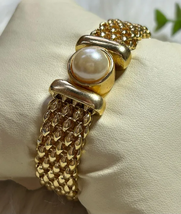 Vintage faux pearl popcorn chain magnetic closure gold tone bracelet - Image 2