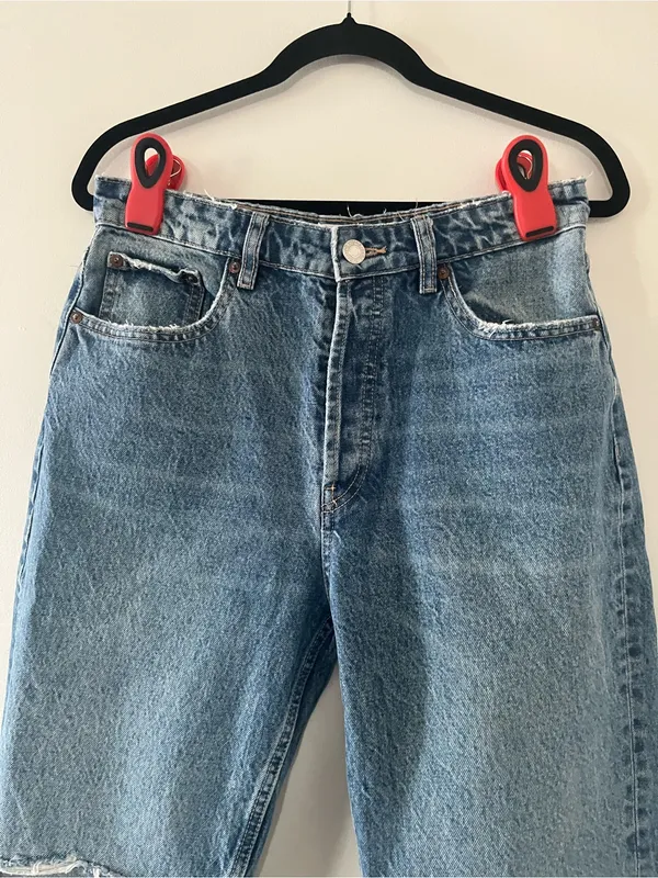 Zara High Rise Relaxed Mom Jeans 8 Button Fly Distressed Casual Model Off Duty - Image 2