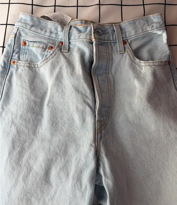 Levi's Woman’s Jeans With Rips, Light Wash Size 25 High Rise - Image 3