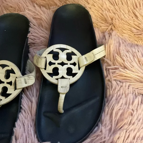 Tory Burch Black & Cream Leather Logo Thong Sandals Size 7M - Image 4