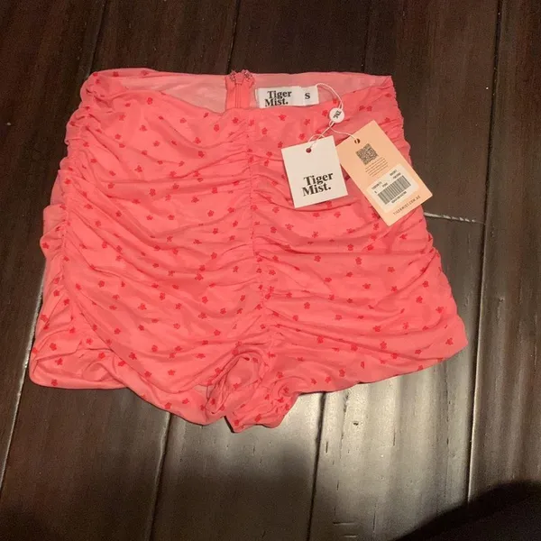 Tiger Mist pink ruched high waisted shorts super cute small brand new with tags - Image 2