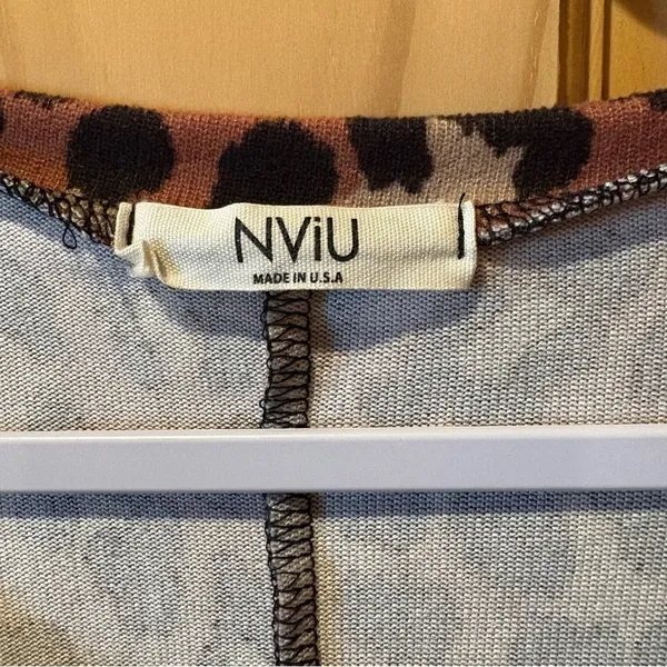 NVIU animal print hi-low pullover round neck long sleeve top size M used - Image 4