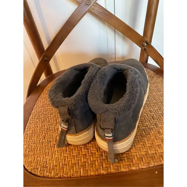 Toms grey suede side zipper faux fur bootie size 8 - Image 5