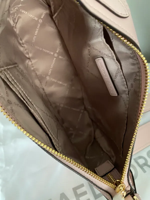 Michael Kors Crosssbody With Removable Accesories - Image 6