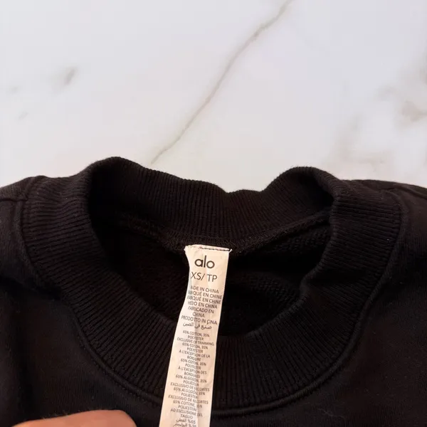 Alo yoga cropped sweatshirt black - Image 2