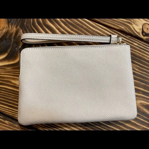BNWT Coach Corner Zip Wristlet - Image 2