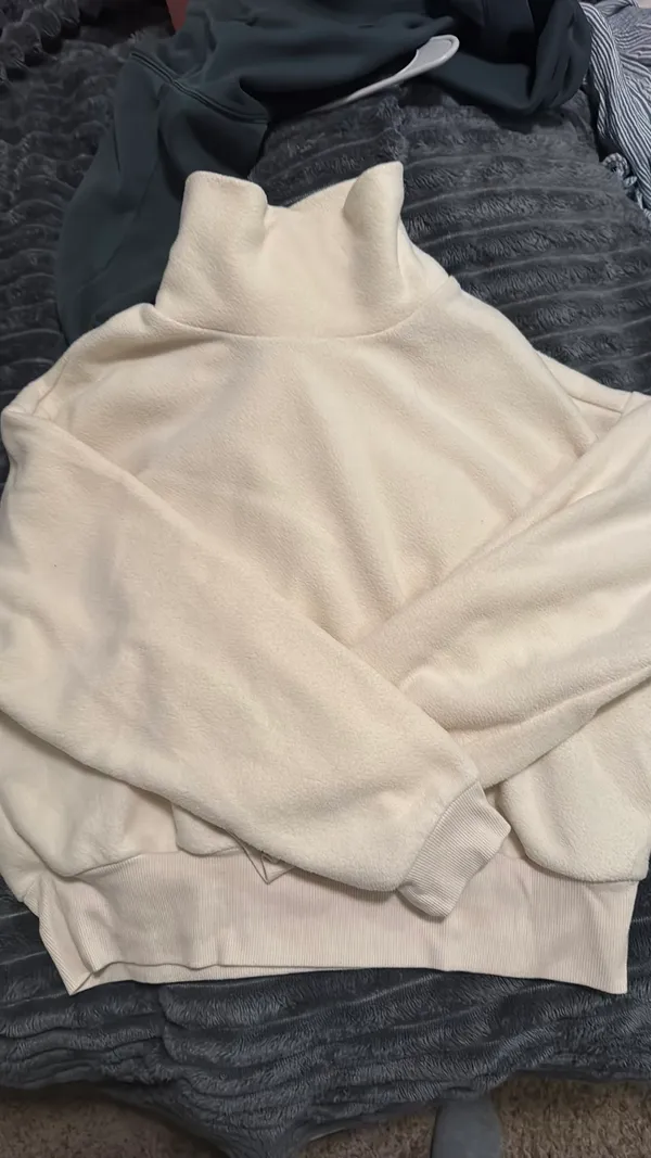 Old Navy Active Cropped mock neck - Image 3