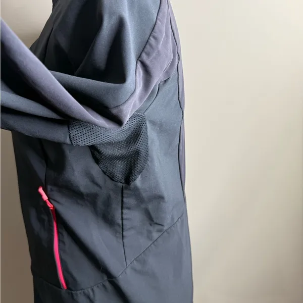 Salomon Women's Black Jacket with Pink Accents clima wind momentum jacket med - Image 12
