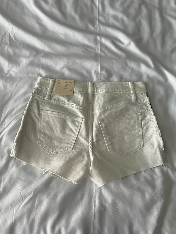 White High-Rise Raw Hem Shorts With Black Tribal Detail - Image 4