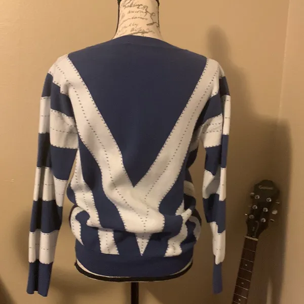 Blue and white sweater - Image 3