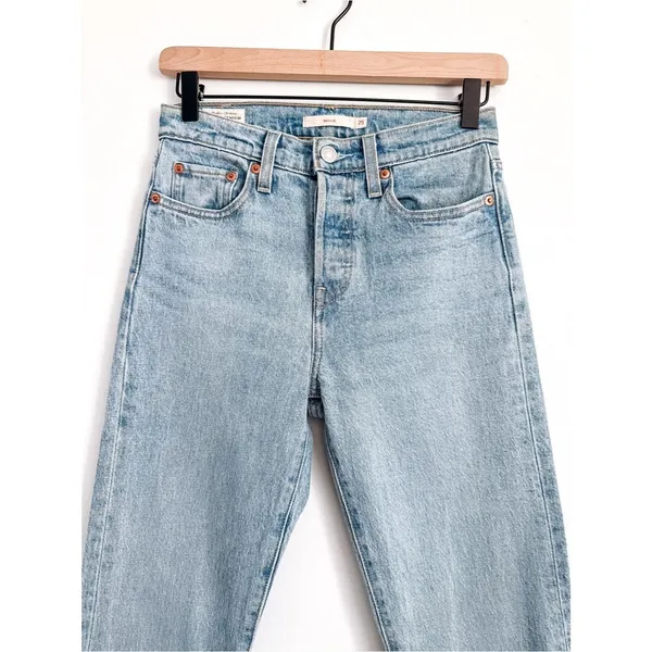 Levi’s Wedgie High Rise Light Wash Jeans Size 25 - Image 2