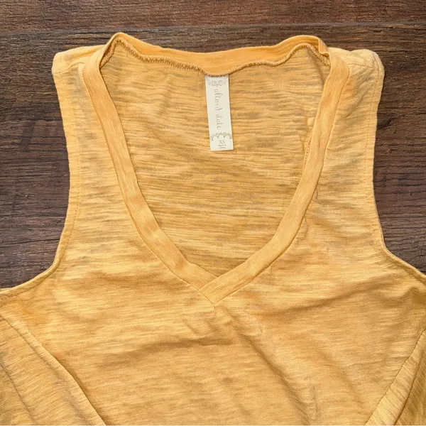 Altar’d State Women's Knot Front Yellow Sleeveless Top - Image 2