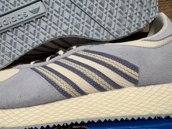 Adidas women’s 9.5 - Image 3