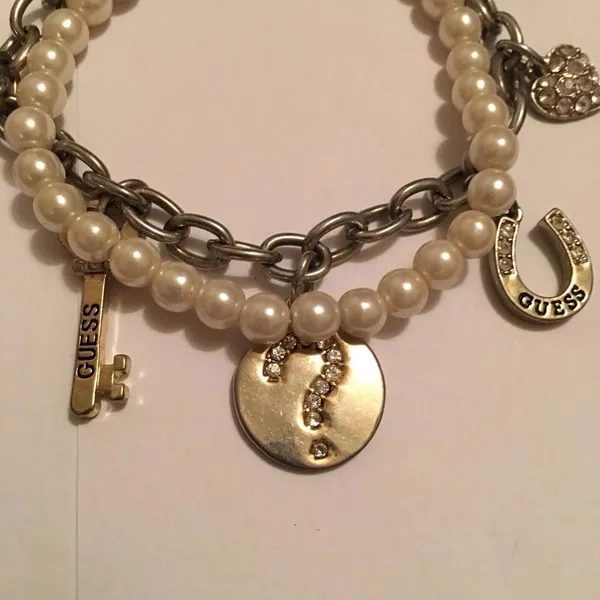 Costume Jewelry Bracelet Faux Pearl Signed Guess - Image 3