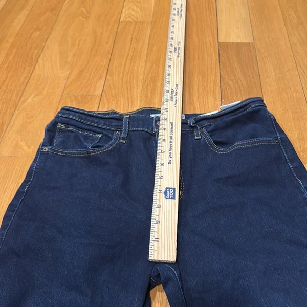Levi's women’s 724 high rise straight jeans size 30. - Image 5