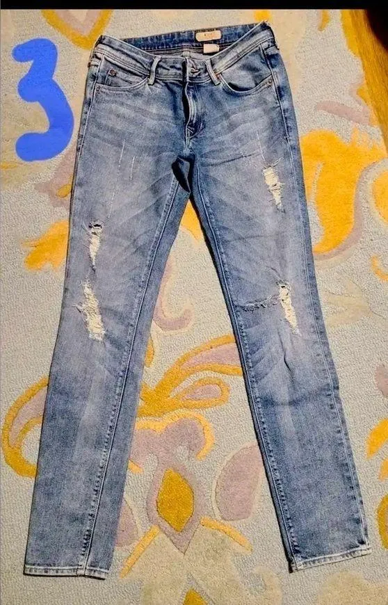 &SQIN Medium Wash Slim Leg Low Waist Ripped Jeans size 27​ - Image 2