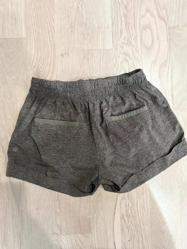 Lululemon Spring Break Away Mid-Rise Cuffed Athletic Shorts Sz 6 NWOT Gray - Image 2