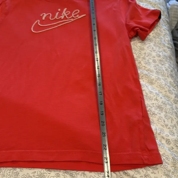 Nike Red Short Sleeve Tee with Iconic Logo Embroidered Size Medium M RARE - Image 8