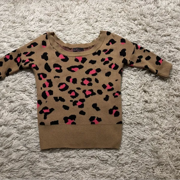 Takeout Sweater Women’s Size XS Leopard Print 1/4 Sleeve Sweater - Tan and Pink - Image 3