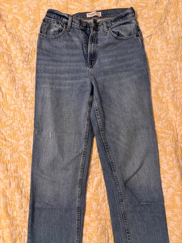 Abercrombie Curve Love High-Rise Jeans - Image 4