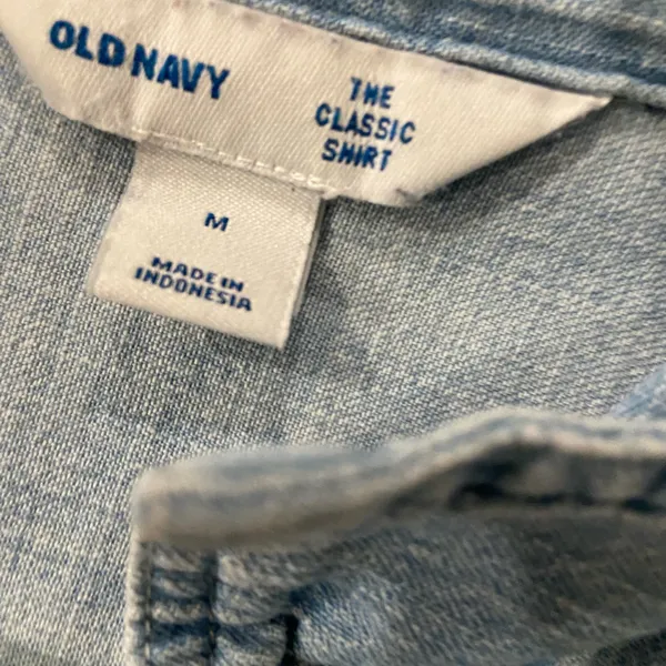 Old Navy Size M The Classic Shirt Light Wash Denim Jean Button Down Collared - Image 9