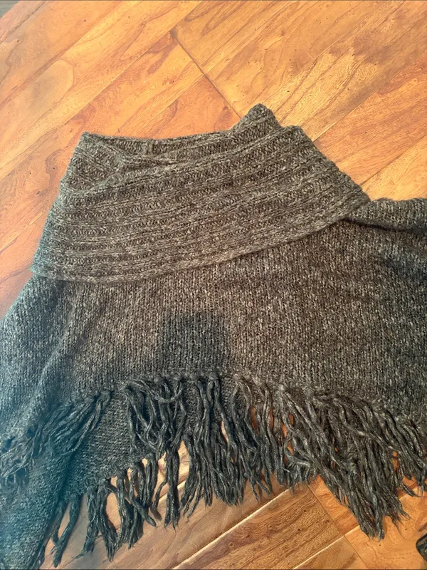 Bandolinoblu Chunky Fringe Knit Poncho Size Medium - Image 3
