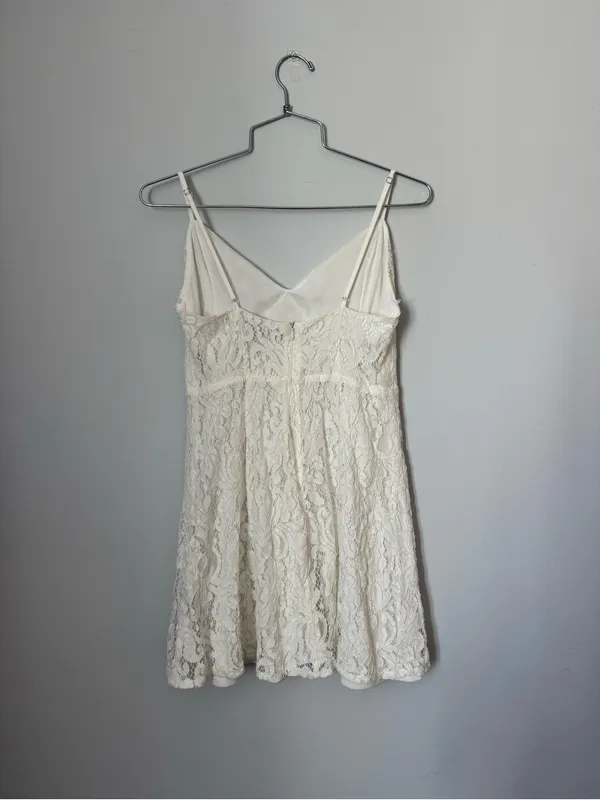 Lulu’s white lace dress - Image 2