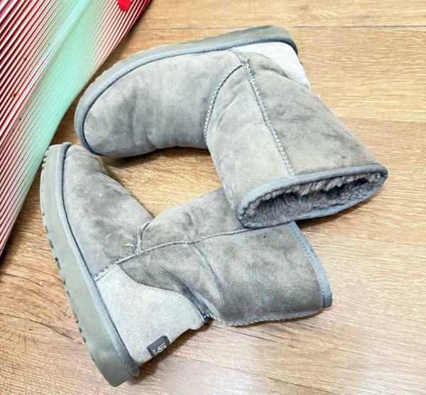 UGG Women's Classic GRAY SUEDE Short Boots Size 8 GUC - Image 4