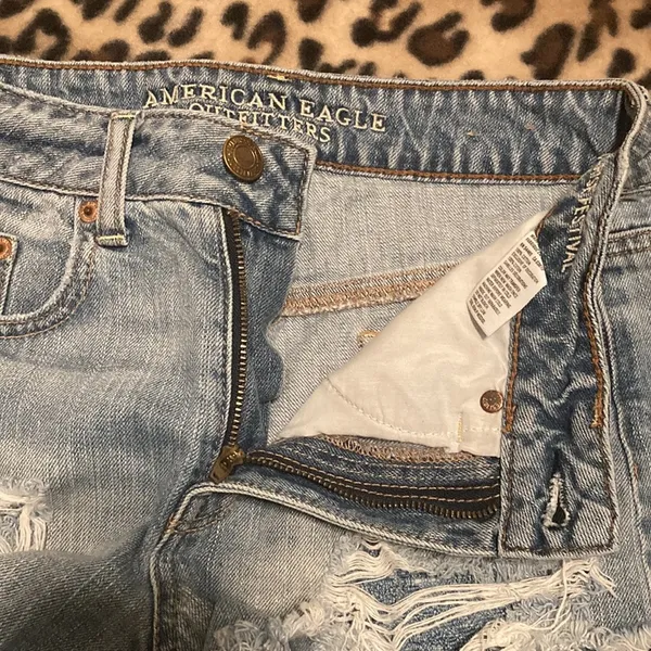 AMERICAN EAGLE Shorts Women’s Size 2 AE HI-RISE FESTIVAL Shorts Distressed - Image 4