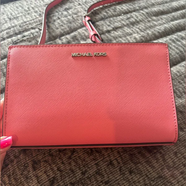Michael Kors Sheila Tea Rose Crossbody with Adjustable Strap‎ - Image 7