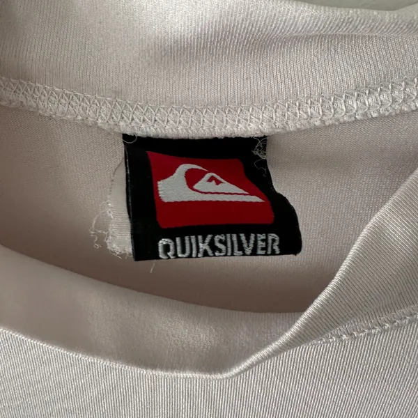 Quicksilver Off White Short Sleeve Rash Guard Surf Tee No Size Tag Est. Size Men’s S - Image 7