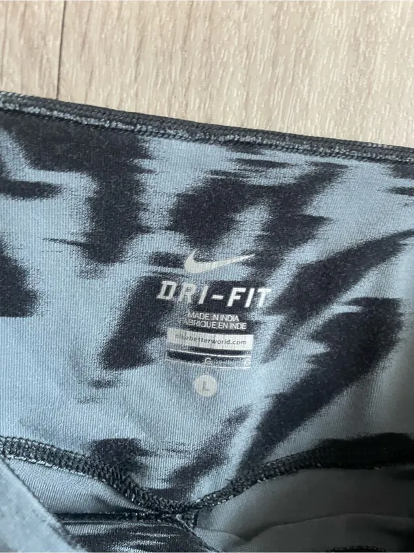 Nike Black & Gray Patterned Capri Leggings - Image 2