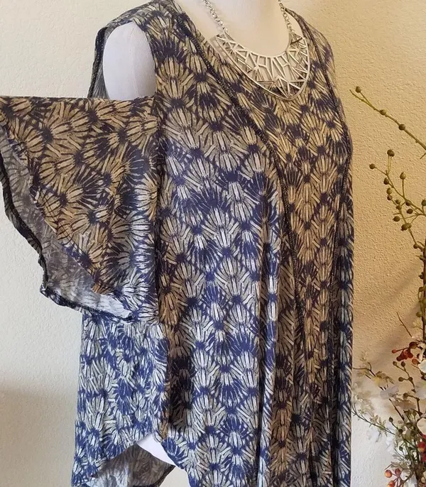 🌻We The Free cold shoulder top Small - Image 2