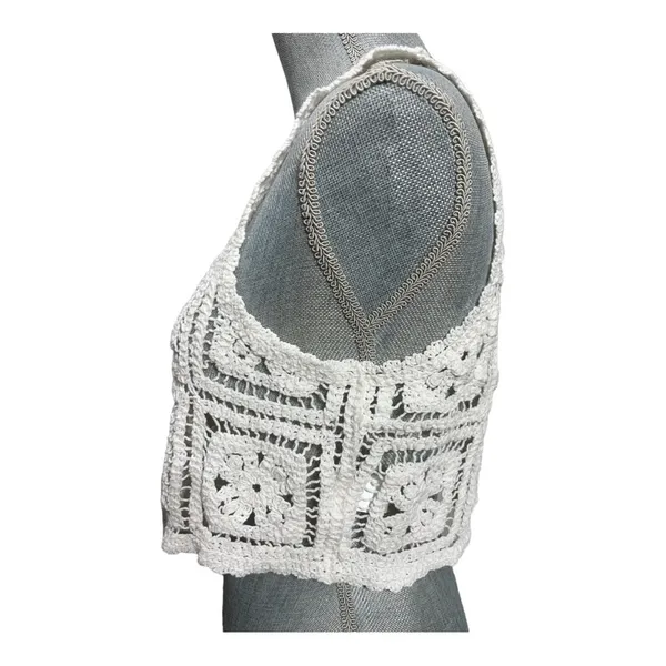 Crochet Knit Cropped Sleeveless Sweater Cardigan in white size M - Image 3