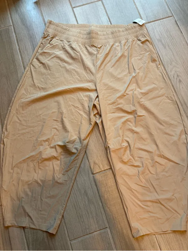Old Navy Beige Wide-Leg Cropped Pants - Image 2