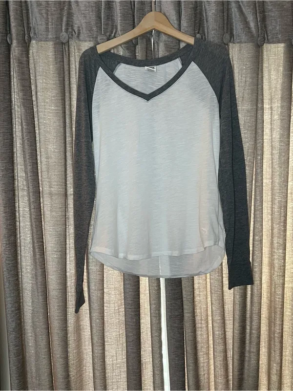 Pink Victoria’s Secret Y2K Raglan Long-Sleeve Top in White and Gray Size Medium - Image 2