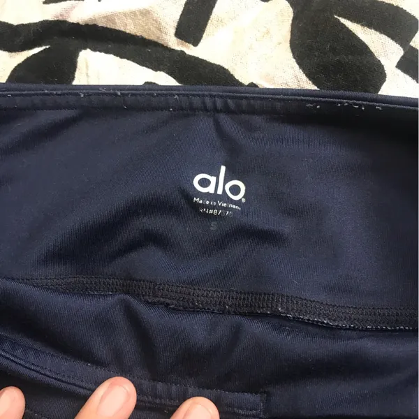 ALO YOGA feather leggings mid rise sz small inside pocket - Image 5
